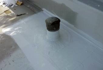 Dachsanierung mit Flüssigkunststoff PURelastik auf einem Foliendach